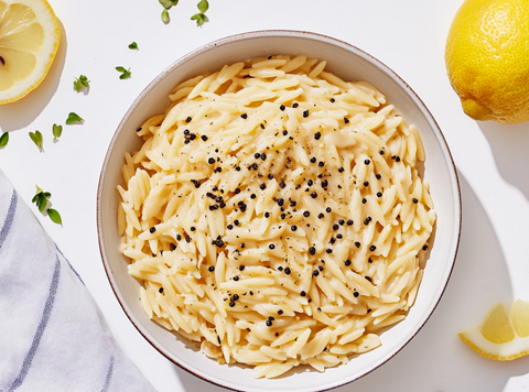 Cremiger Knoblauch-Pfeffer-Orzo mit Limette