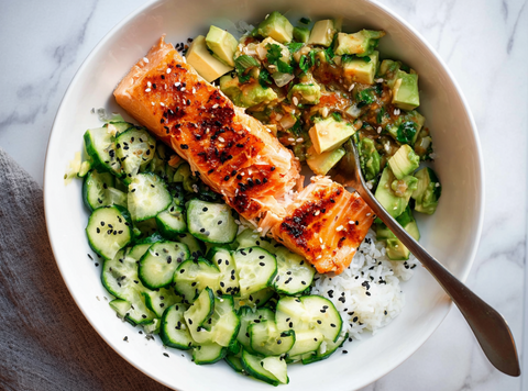 „Bang Bang“ Lachs mit Avocado & Gurkensalsa
