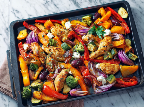 Traybake met kip, zoete aardappel en Ovengebakken Groenten Mix