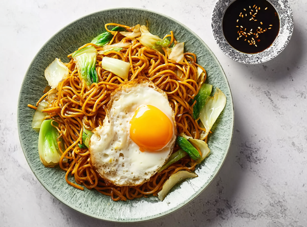 Snelle Soja Noedels met Kool en Spiegelei - recept van The Spice Club