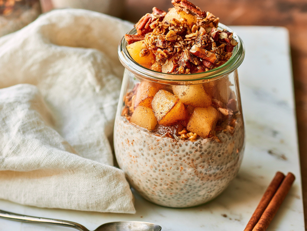 Zimt-Chiapudding mit gebratenem Apfel und Granola