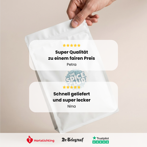 Mandeln Ungeröstet – Hand hält einen weißen Beutel, darüber zwei Kundenbewertungen: Super Qualität zu einem fairen Preis (Petra) und Schnell geliefert und super lecker (Nina)