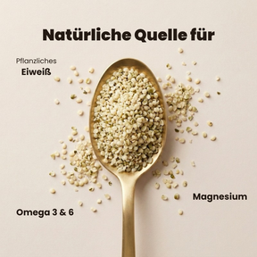 Hanfsamen Geschält – Löffel mit geschälten Hanfsamen und Nährstoff-Labels: Pflanzliches Eiweiß, Omega 3 & 6, Magnesium
