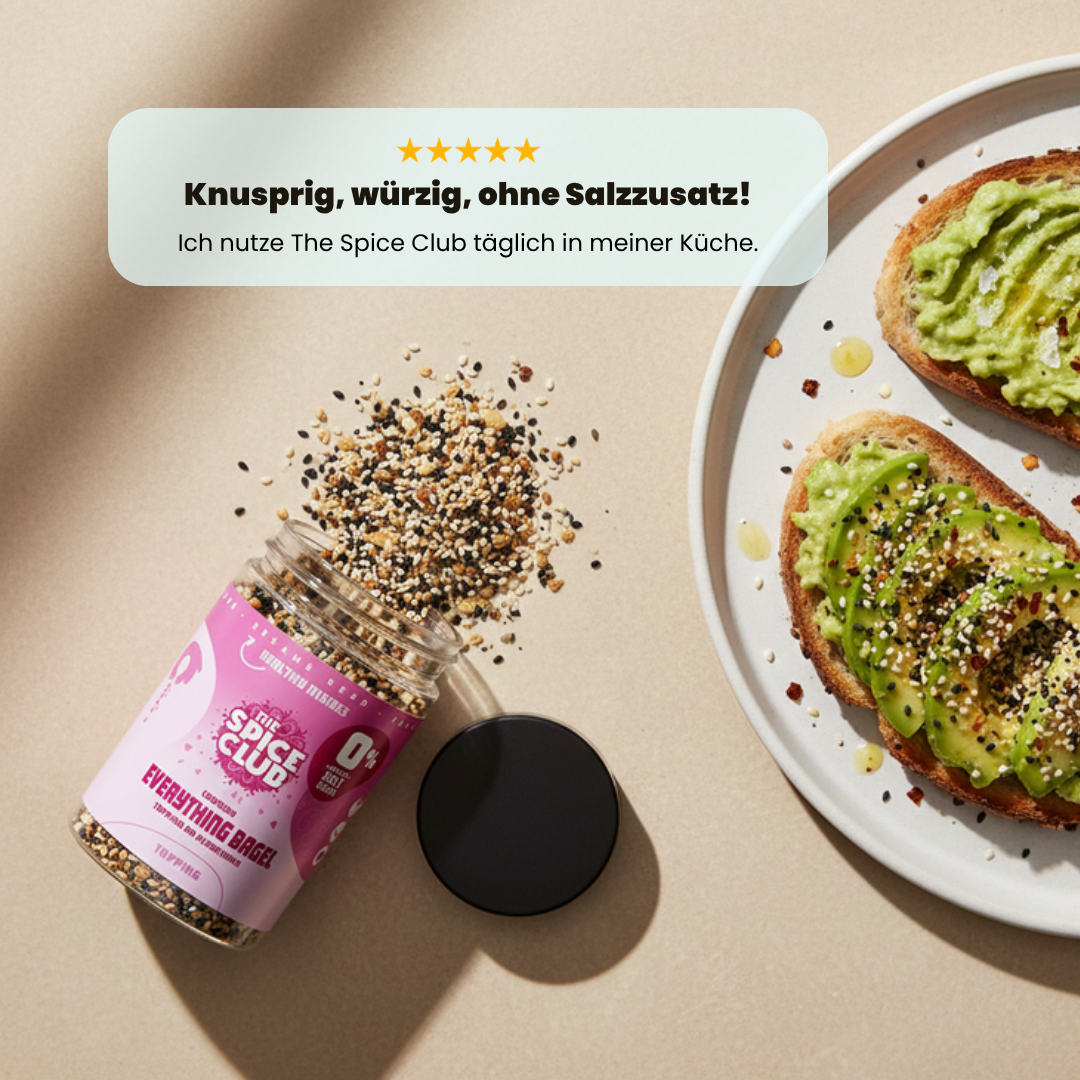Crunchy Everything Bagel Topping – Fünf-Sterne-Bewertung neben einer umgekippten Everything-Bagel-Dose und Avocadotoast auf einem Teller