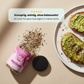 Crunchy Everything Bagel Topping – Fünf-Sterne-Bewertung neben einer umgekippten Everything-Bagel-Dose und Avocadotoast auf einem Teller